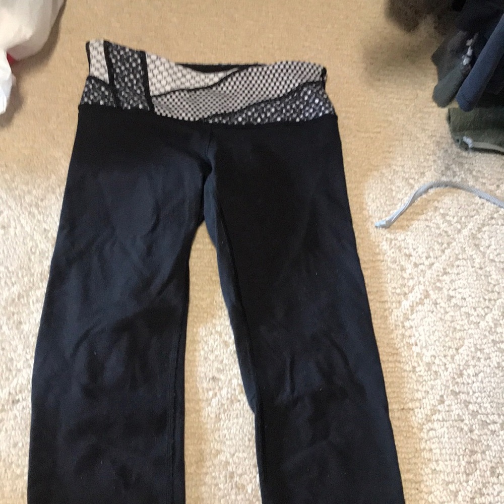 Black crop Lululemon yoga pant in good condition